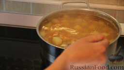 Мясная чорба: К луку из кастрюли выкладываем часть сваренной картошки и морковки для дальнейшего измельчения блендером (или с помощью вилки и ситечка).