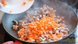 Мясная чорба: К мясу добавляем нарезанную кубиками морковь и обжариваем 2 минуты без крышки.