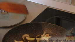 Мясная чорба: На той же сковороде обжариваем лук. Далее выкладываем его в отдельную тарелку.