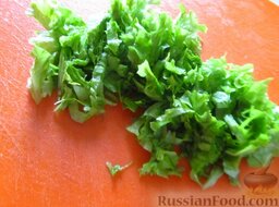 Салат с нутом, рукколой и помидорами черри: Салатные листья порубите.