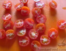 Салат с нутом, рукколой и помидорами черри: Каждую помидорку черри разрежьте на половинки.