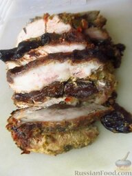 Свиная шея с черносливом, запеченная в фольге: Вот такая получается свиная шея, запеченная в фольге. В качестве гарнира к мясу подайте овощной салат.
