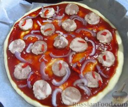 Простая пицца с домашней колбасой: На смазанное кетчупом тесто выложите нарезанную кружочками колбаску, лук и острый перчик. Поместите в духовку, разогретую до 200 градусов, на 5 минут.