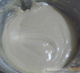 Бисквитные пирожные с безе и масляным кремом: Потом постепенно просейте муку и соду, перемешайте ложкой в одном направлении.