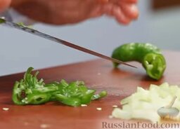 Салат из помидоров черри с сельдереем: Горький зеленый перец очищаем от семян, нарезаем.