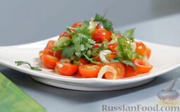 Салат из помидоров черри с сельдереем: Выкладываем салат на тарелку. Украшаем салат с черри листиками кинзы.
