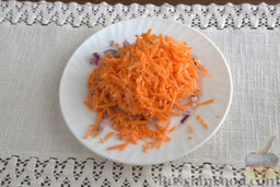 Рыбные тефтели в мультиварке: Измельчаем морковь с помощью кухонной терки. Отправляем овощи в емкость мультиварки, наливаем масло. Готовим на режиме «Жарка» 5 минут.