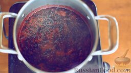 Мясное ассорти с черничным соусом (на мангале): Оставляем черничный соус на полчаса - пусть ягоды станут мягкими.