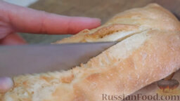 Чесночный хлеб: Как приготовить чесночный хлеб:    Разрежьте багет вдоль на две половины.