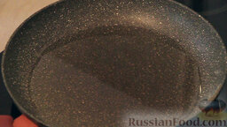 "Ленивые" беляши: В разогретую сковороду наливаем растительное масло так, чтобы на дне сковороды образовался слой масла толщиной 0,5-1 см.