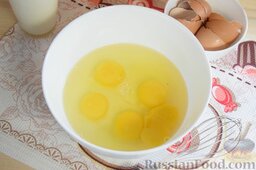 Омлет в мультиварке: Как приготовить омлет в мультиварке:    Разобьём яйца по одному в отдельную миску.