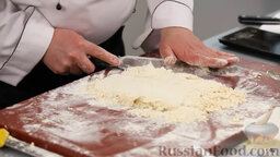 Песочный пирог с клубникой и сливами: Быстро соединяем тесто в единую массу. Вымешивать его не нужно, трамбовать – ни в коем случае. Ставим на полчаса в холодильник.