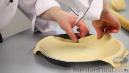 Песочный пирог с клубникой и сливами: Укладываем в форму, подравниваем; бортики нужны высотой порядка 2 см.
