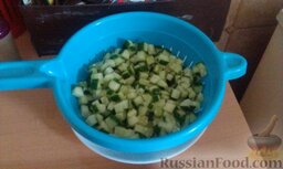 Тёплый салат из картофеля и свежих огурцов: Пока картошка варится, моем наши огурчики, и также режем кубиками. После нарезки я переместила их в дуршлаг, дабы лишняя вода стекла.