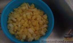 Тёплый салат из картофеля и свежих огурцов: Наш картофель сварился, откидываем на дуршлаг. Как видите, он не разваливается, форма хорошо сохранилась.
