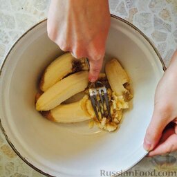 Банановые оладьи: Как приготовить банановые оладьи:    Бананы размять.