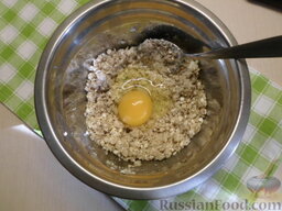 Овсяное печенье с творогом: Перемешать. Добавить яйцо. Соединить все компоненты. Добавить соду, гашенную лимонным соком.