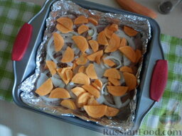 Картофельная запеканка с курицей: Следующим слоем добавьте лук и морковь, нарезанные полукольцами.