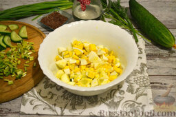 Витаминный салат с яйцом, семенами льна и черемшой: Яйца, сваренные вкрутую, разрезаем на одинаковые по размерам кусочки. Выкладываем кусочки яиц в салатницу.