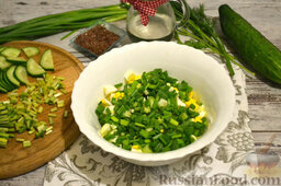 Витаминный салат с яйцом, семенами льна и черемшой: К яйцам в салатницу добавляем лук и черемшу.