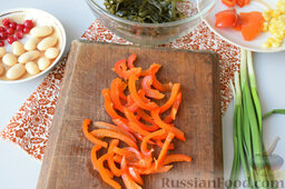 Салат с морской капустой и красной смородиной: Перец - аналогичными полосками. Все соединить.