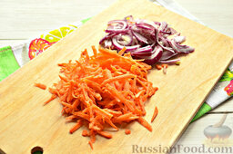 Салат "Обжорка": Свежую морковь измельчим, воспользовавшись теркой с крупными ячейками.