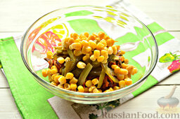 Салат "Обжорка": Разнообразим салат консервированной кукурузой.