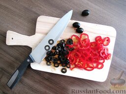 Салат из редиски: Перец и маслины режем колечками.