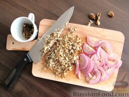 Салат из редиски: Репчатый лук нарезаем полукольцами.  Грецкие орехи мелко рубим.