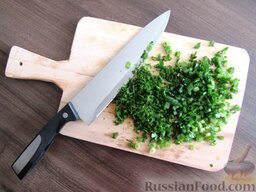 Салат из редиски: Зелень - лук и укроп - режем как можно мельче.