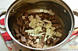 Солянка из капусты с говядиной: Очищенный от шелухи репчатый лук нарезаем в форме кубиков (можно в произвольной форме). Добавляем лук к говядине.