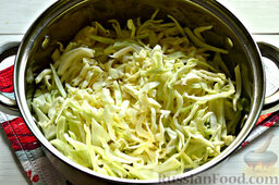 Солянка из капусты с говядиной: Шинкуем белокочанную капусту. Добавляем ее к говядине и овощам.