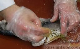 Рыба дорадо, запеченная в соли, с овощным гарниром: Вкладываем одну-две веточки тимьяна.  Разогреваем духовку до 180 градусов.