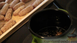 Котлетки "Пальчики": Ставим кастрюльку на плиту и наливаем в неё слой растительного масла 6-7 см высотой.