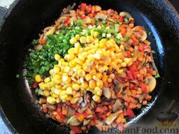 Постная гречка по-царски: В конце к овощам добавляем консервированную кукурузу и нарезанный зеленый лук. Все тщательно перемешиваем и выключаем огонь.
