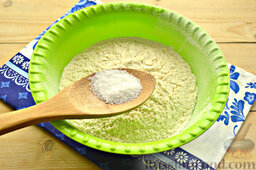 Постные пирожки с черникой: Муку высшего сорта просеиваем в отдельную миску поглубже. Добавляем соль.