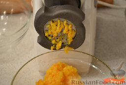 Сок из апельсина: Пропустить 2 раза через мясорубку. Налить в мясорубку немного водички, чтобы вышел весь апельсин.