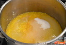Сок из апельсина: Выливаем прокрученный апельсин в кастрюльку, добавляем сахар и сок лимона.