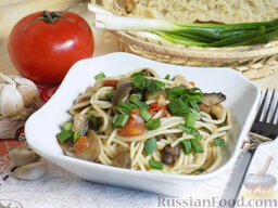 Спагетти с грибами и овощами (в мультиварке): Разложим спагетти по тарелкам и присыплем оставшимся зелёным луком.   Приятного аппетита!
