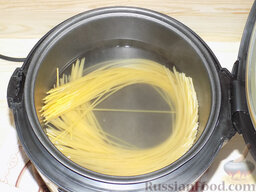 Спагетти с грибами и овощами (в мультиварке): В кипящую воду медленно кладем макароны, не ломая их. Они должны сохранить свою форму. Варить будем в соответствии с инструкцией на упаковке – 10 минут.