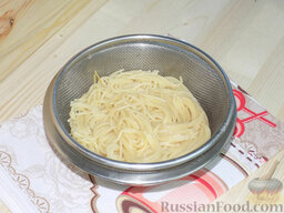 Спагетти с грибами и овощами (в мультиварке): По истечении этого времени вручную выключим текущую программу. Откинем сваренные спагетти на дуршлаг, чтобы стекла лишняя жидкость.