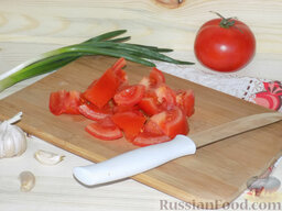 Спагетти с грибами и овощами (в мультиварке): Порежем помидоры, как удобно.