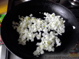Макароны с цветной капустой и горошком: Разогрейте масло в сковороде и припустите на нем кусочки лука до полуготовности.