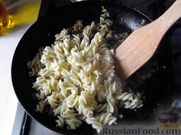Макароны с цветной капустой и горошком: Выключите плиту и высыпьте отварные макароны к овощам.