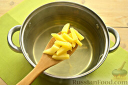 Постный суп с фигурными макаронами: В получившийся бульон на основе овощей закладываем картофельные клубни, нарезанные брусочками.
