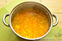 Постный суп с фигурными макаронами: Грибы с пассерованными овощами перекладываем в суп с макаронами. 