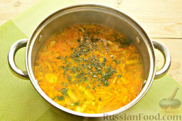Постный суп с фигурными макаронами: В конце варки сдабриваем постный суп свежей зеленью. 
