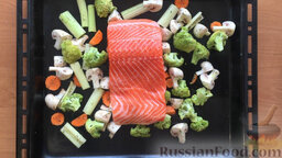 Лосось с овощами, в медовом соусе: Рыбу солим, перчим и выкладываем на противень вместе с овощами.