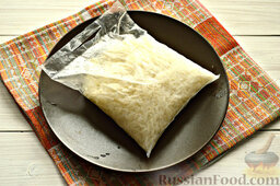 Постные рисовые котлеты с кабачком: Как приготовить постные рисовые котлеты с кабачком:    Следуя указаниям на упаковке риса, отвариваем его. Воды на один пакетик нужно 3 стакана. Пакетик с рисом опускаем в кипящую присоленную воду, варим 15 минут. Извлекаем рис, остужаем.