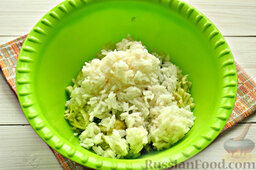 Постные рисовые котлеты с кабачком: Теперь переправляем к кабачку отварной рис из пакетика.